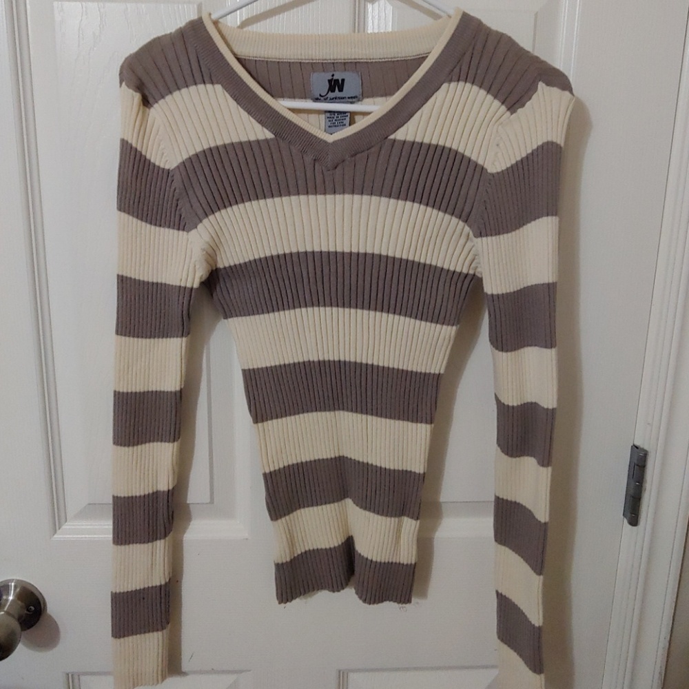Super cute form fitting sweater